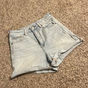 American Eagle Curvy Hi-rise shortie, size 6, light wash